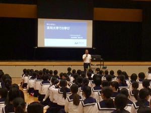 県内３大学合同説明会が行われました。